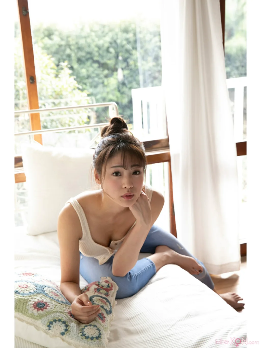 Shida Yuumi (志田友美)_ FLASHデジタル写真集 アイドルの魂は美脚に宿る