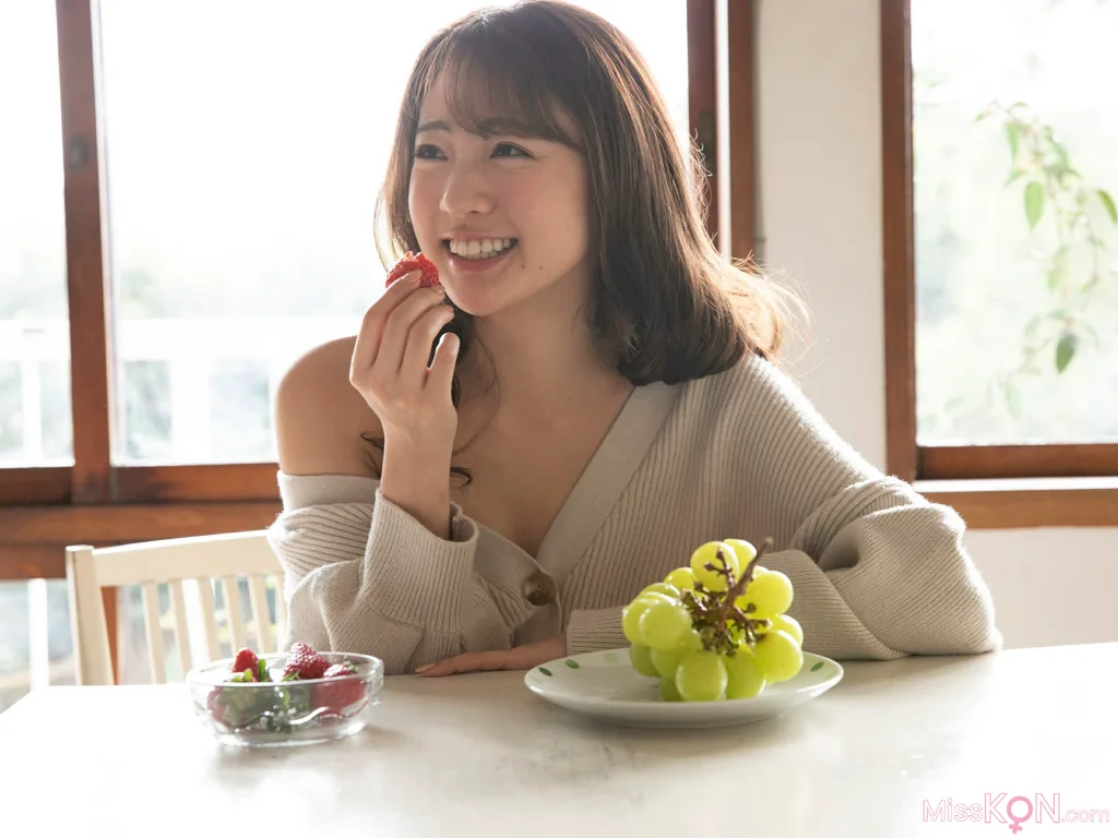 Shida Yuumi (志田友美)_ FLASHデジタル写真集 アイドルの魂は美脚に宿る