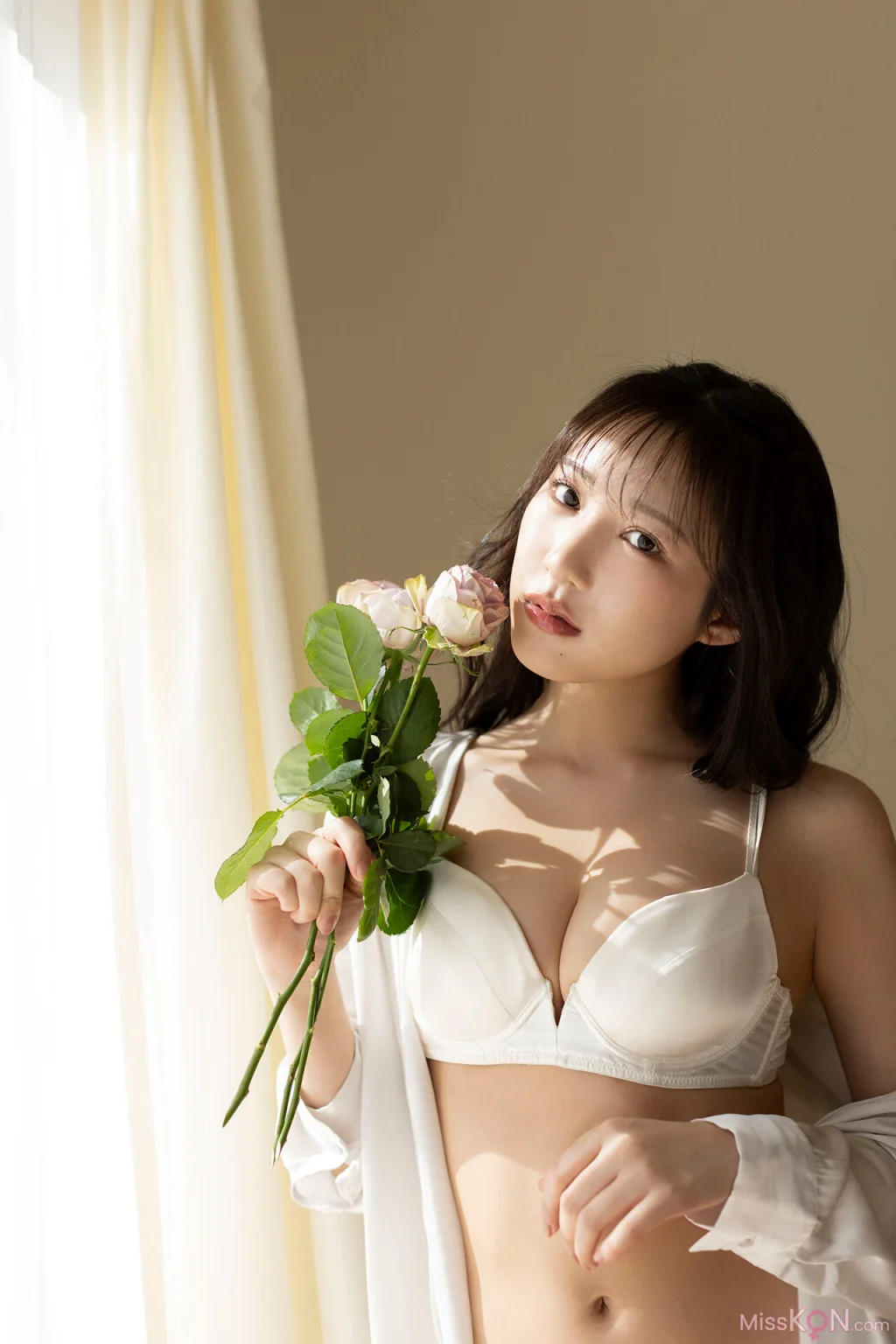 Yokono Sumire (横野すみれ)_ FLASHデジタル写真集 どこ見てるの？