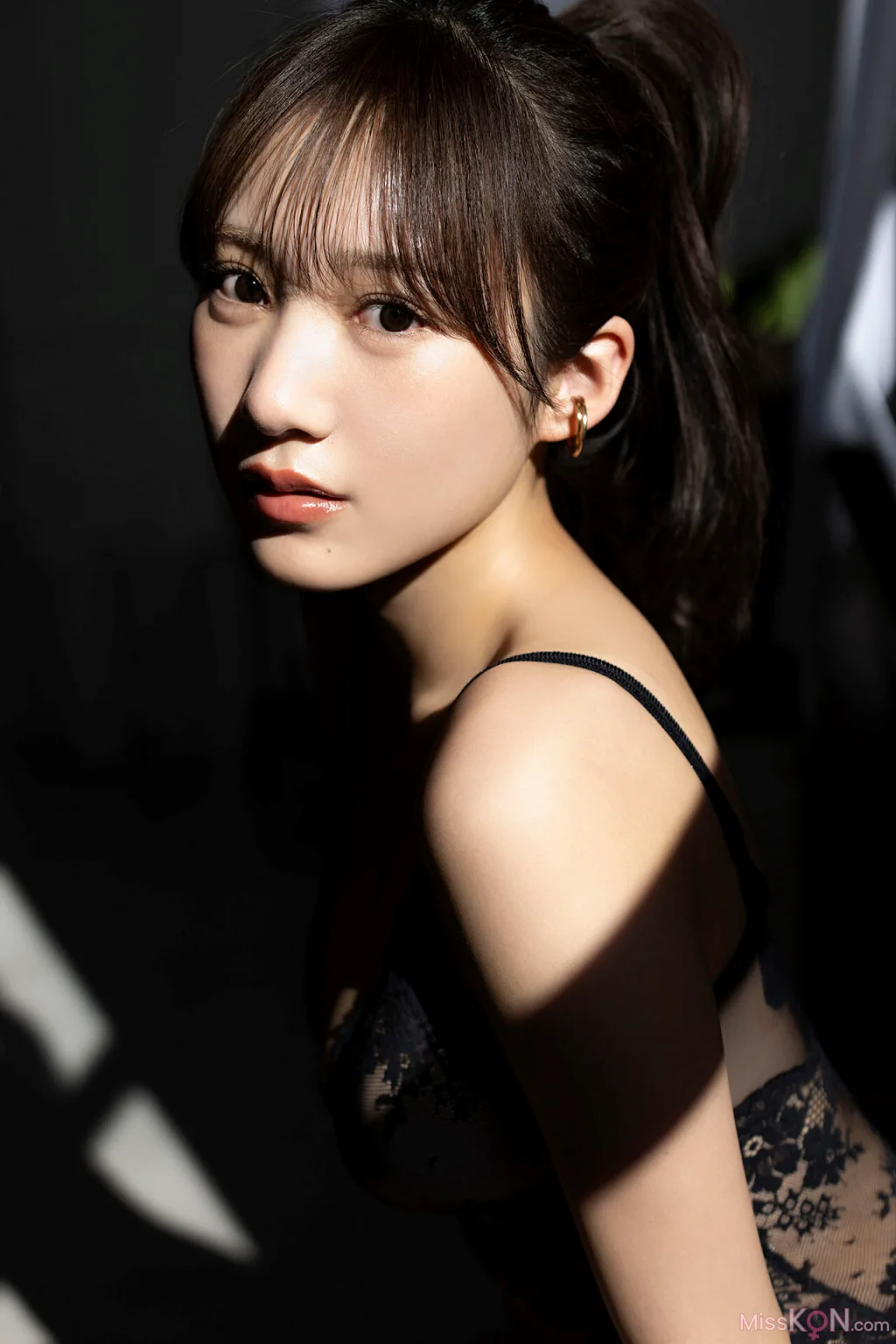 Yokono Sumire (横野すみれ)_ FLASHデジタル写真集 どこ見てるの？