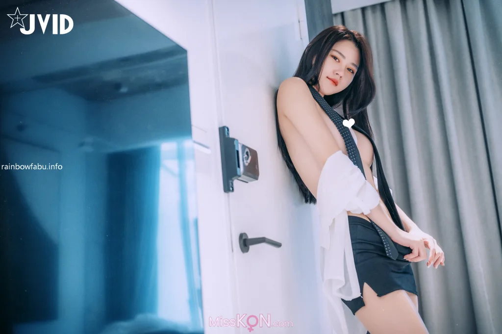 [JVID] 冰冰_ 性感长腿女秘书