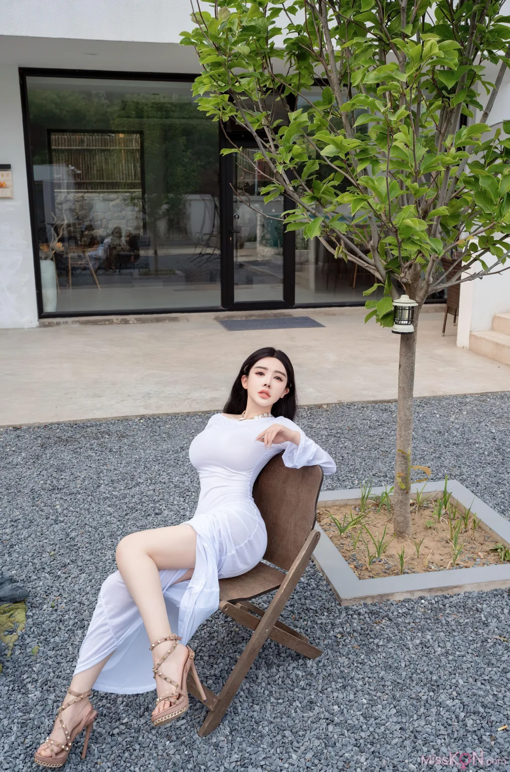 [XR Uncensored] 潘思沁_ R18 秀人网模特 庭院中的春色