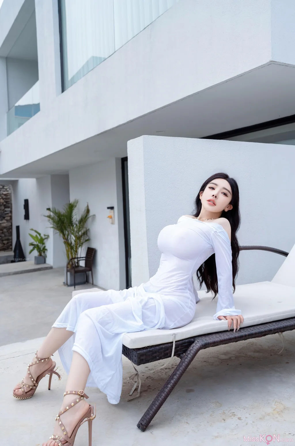 [XR Uncensored] 潘思沁_ R18 秀人网模特 庭院中的春色