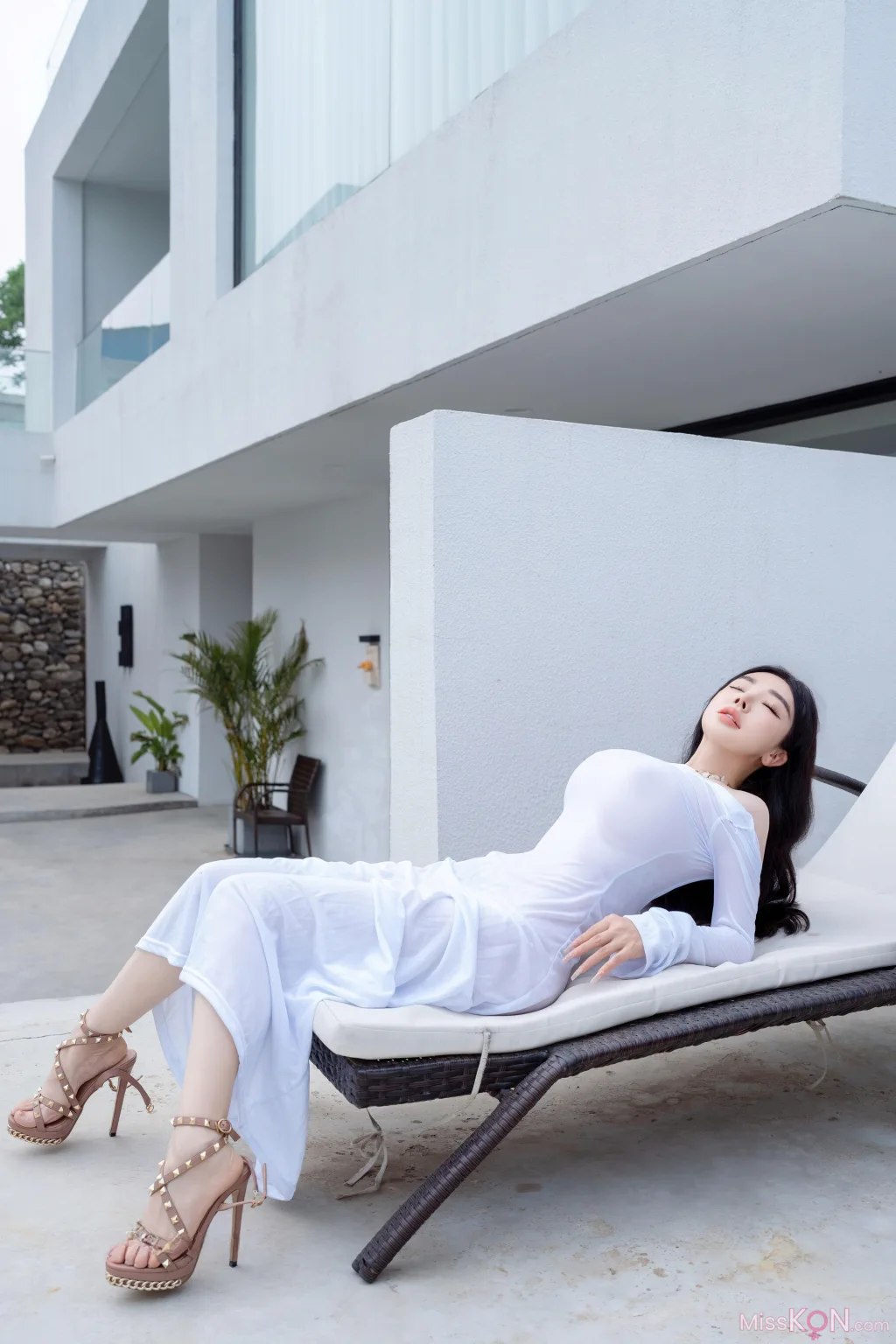 [XR Uncensored] 潘思沁_ R18 秀人网模特 庭院中的春色