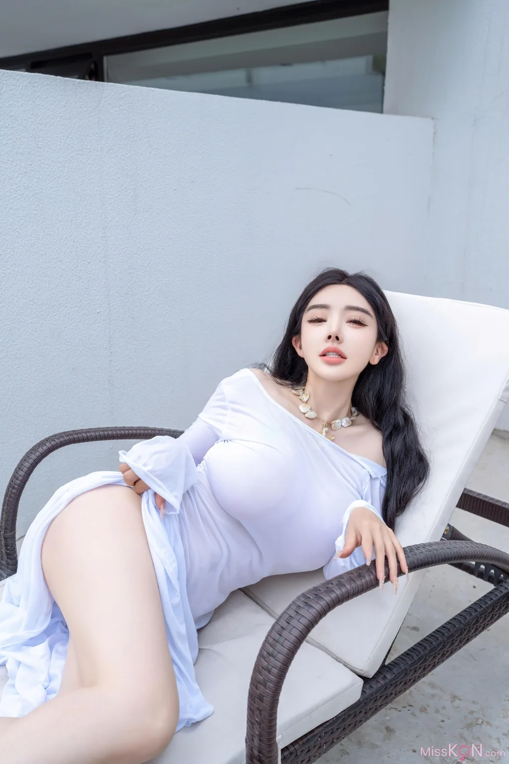 [XR Uncensored] 潘思沁_ R18 秀人网模特 庭院中的春色