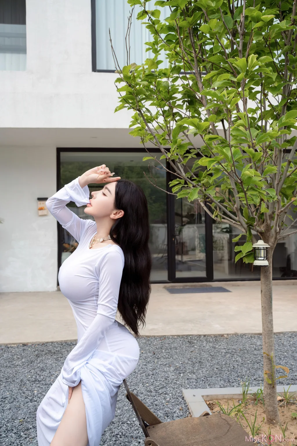 [XR Uncensored] 潘思沁_ R18 秀人网模特 庭院中的春色