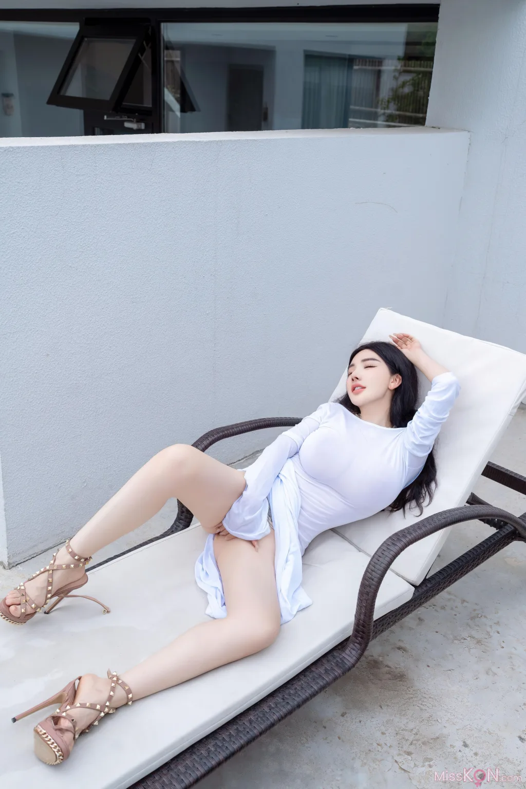 [XR Uncensored] 潘思沁_ R18 秀人网模特 庭院中的春色