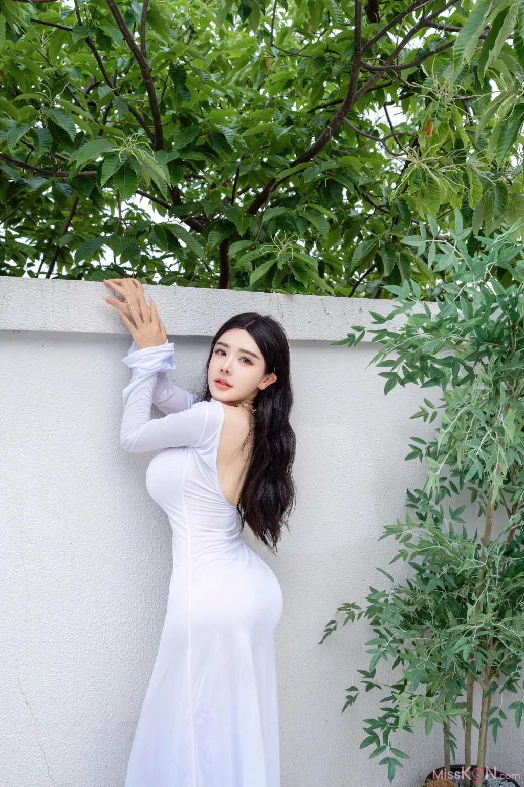 [XR Uncensored] 潘思沁_ R18 秀人网模特 庭院中的春色