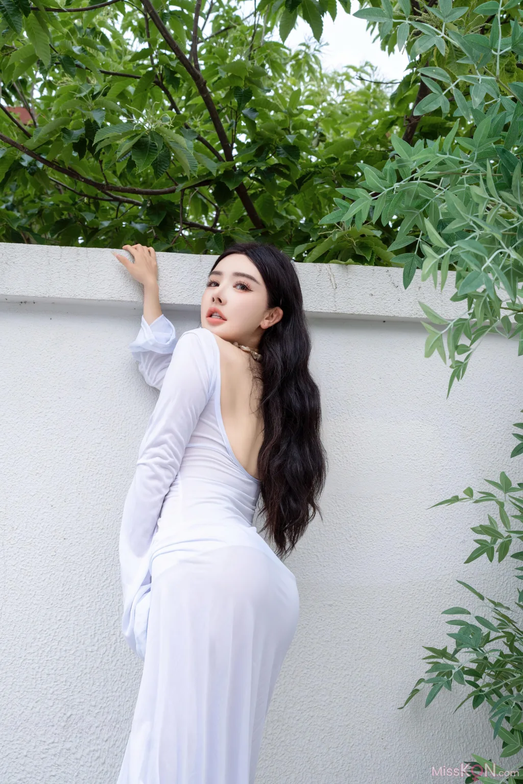 [XR Uncensored] 潘思沁_ R18 秀人网模特 庭院中的春色