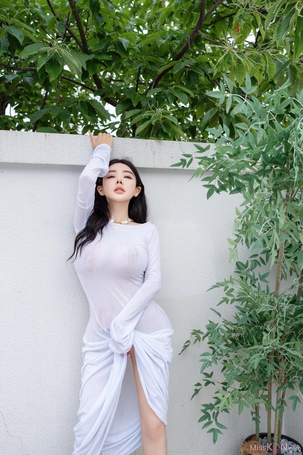 [XR Uncensored] 潘思沁_ R18 秀人网模特 庭院中的春色