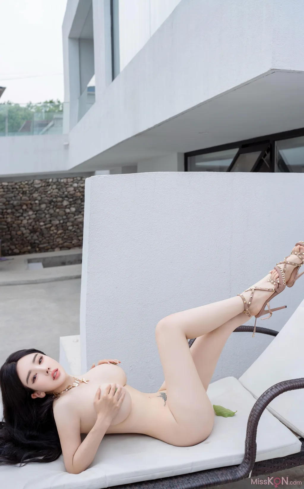 [XR Uncensored] 潘思沁_ R18 秀人网模特 庭院中的春色