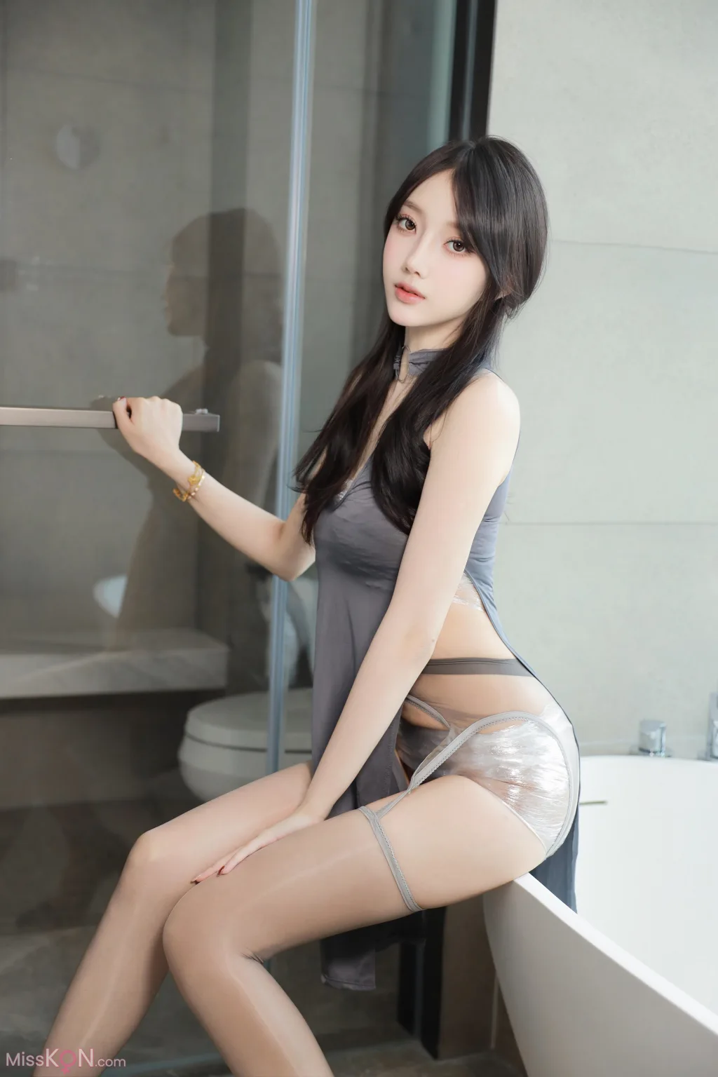 [XR Uncensored] 玥儿玥er_ R18 秀人网模特 保鲜膜内衣