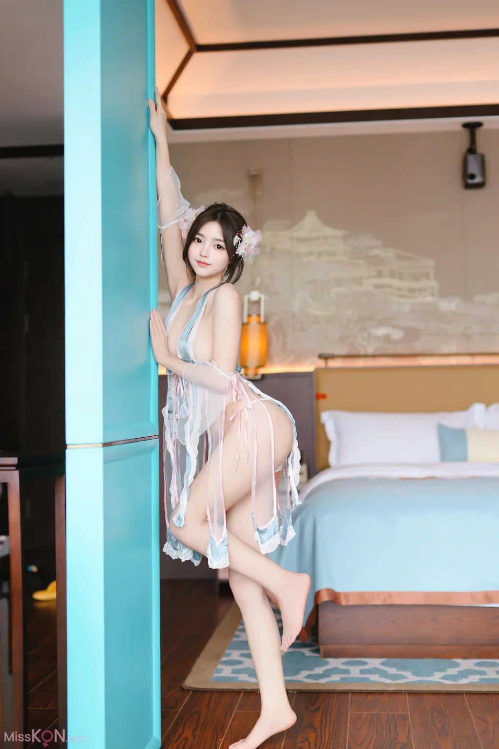[XR Uncensored] 苏软软_ R18 秀人网模特 新人首秀 鲜花朵朵