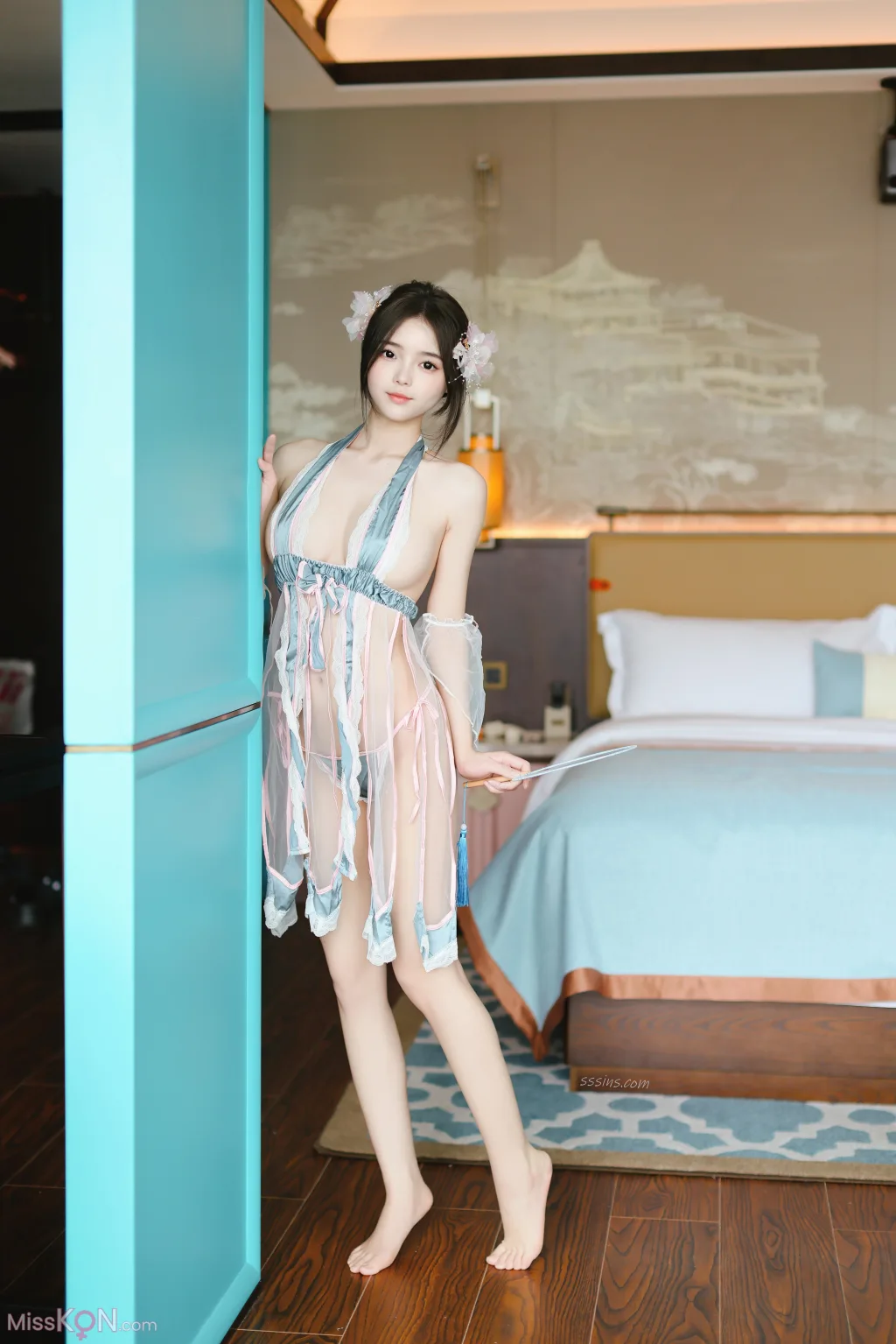 [XR Uncensored] 苏软软_ R18 秀人网模特 新人首秀 鲜花朵朵