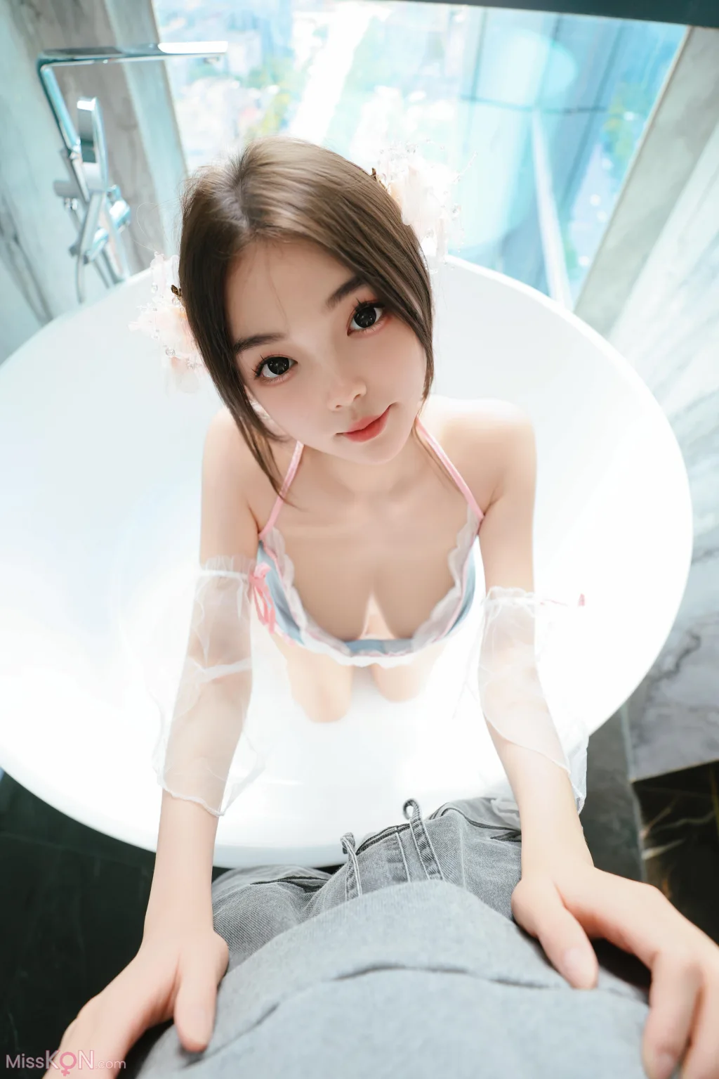 [XR Uncensored] 苏软软_ R18 秀人网模特 新人首秀 鲜花朵朵