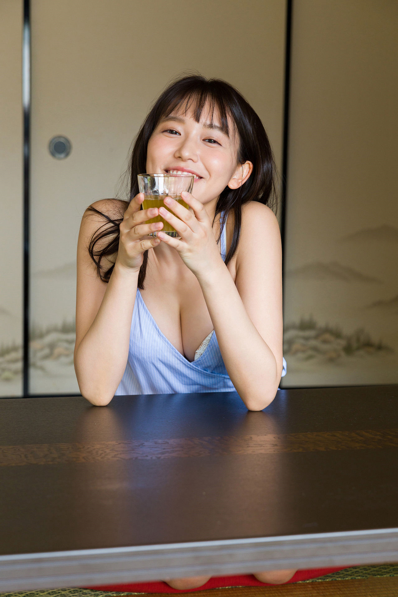 Nene Shida 志田音々, ファースト写真集アナザーバージョン 『ｎｅｎｅ－まるっとりっぷ－』 Set.02