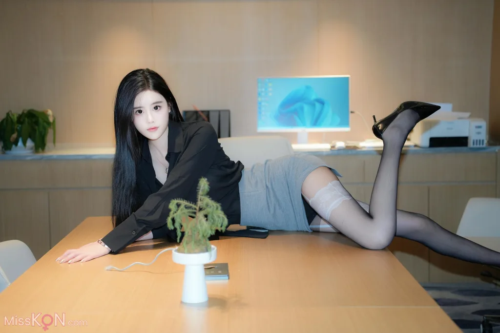 [XR Uncensored] 晚苏susu_ R18 秀人网模特 性感制服黑丝OL