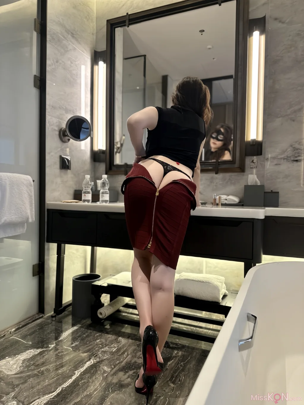 可可西yyy_ 蒙面女侠红色包臀裙