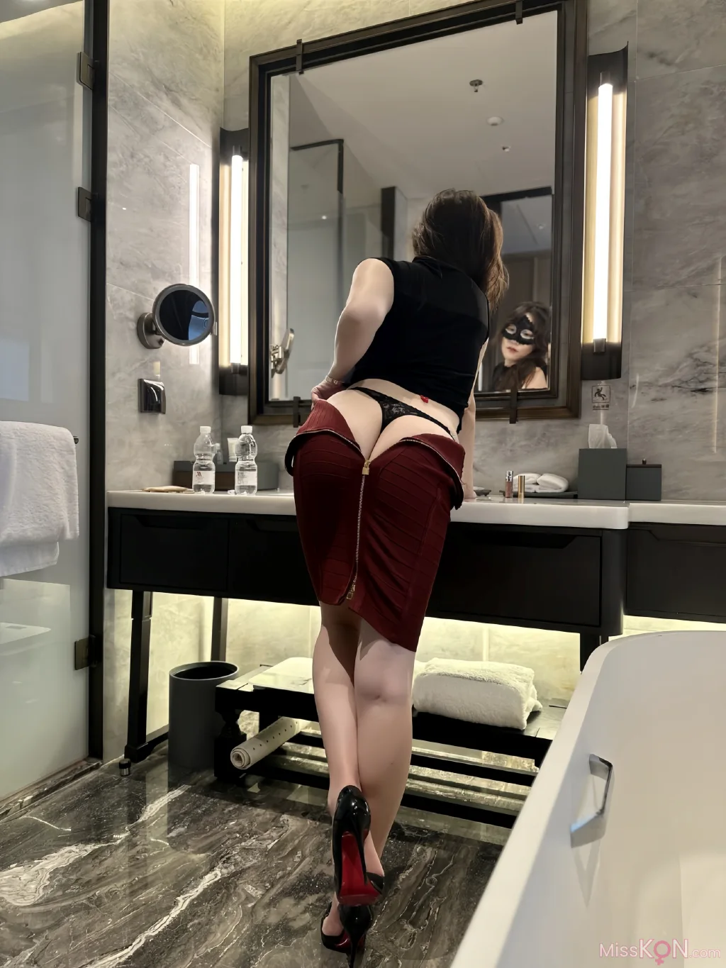 可可西yyy_ 蒙面女侠红色包臀裙