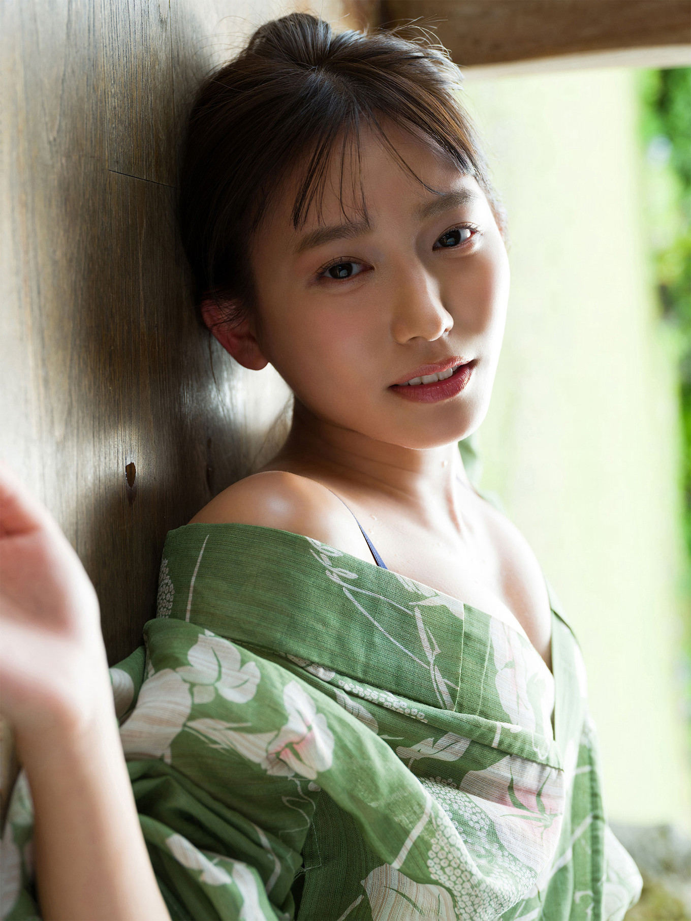 Nene Shida 志田音々, ファースト写真集アナザーバージョン 『ｎｅｎｅ－まるっとりっぷ－』 Set.04