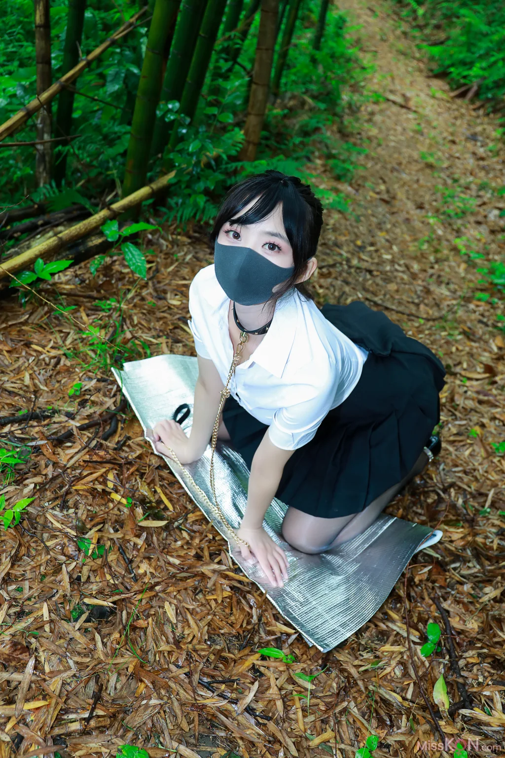 李佳_ 黑百褶裙森林