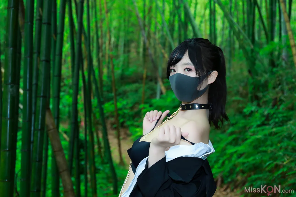 李佳_ 黑百褶裙森林