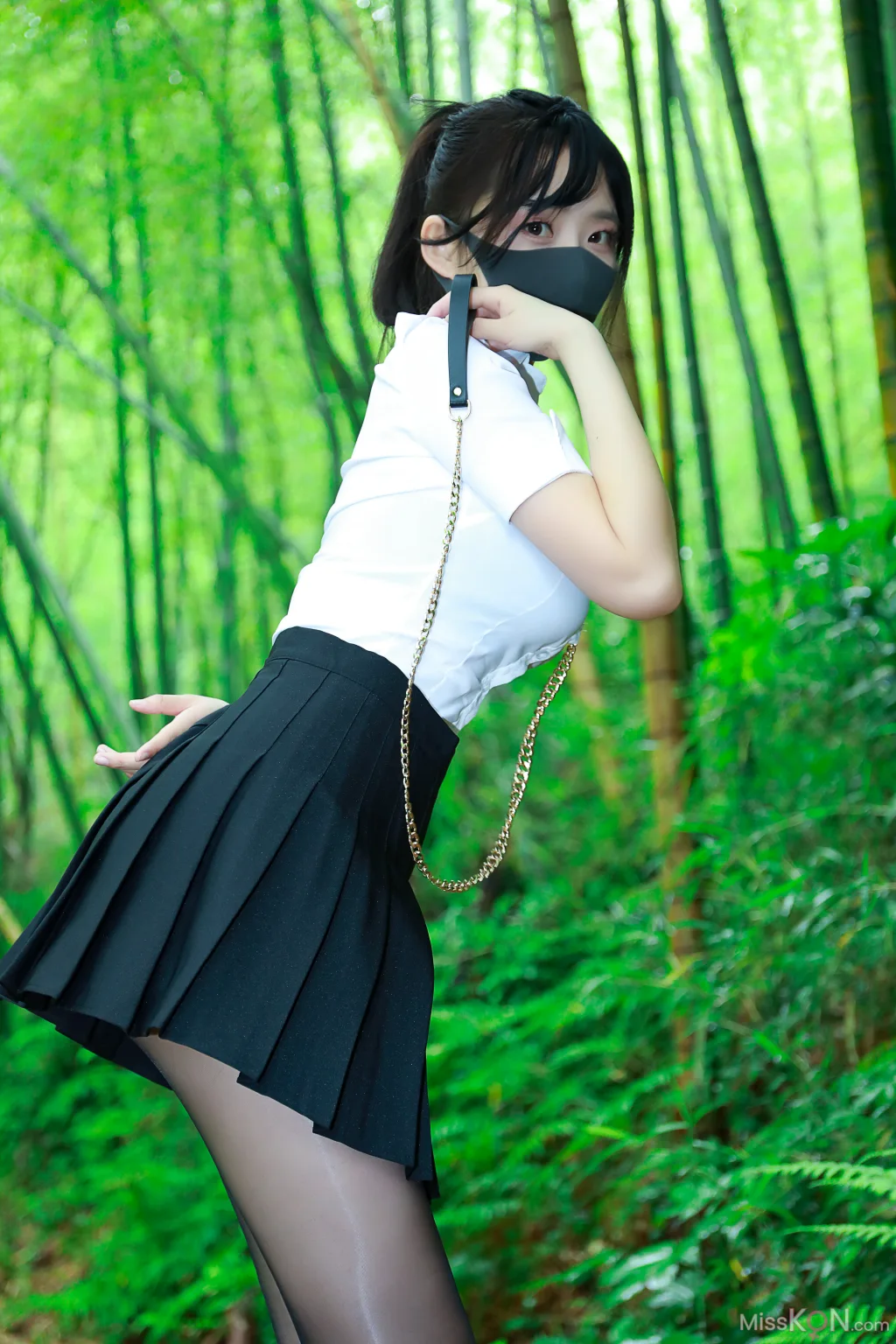 李佳_ 黑百褶裙森林