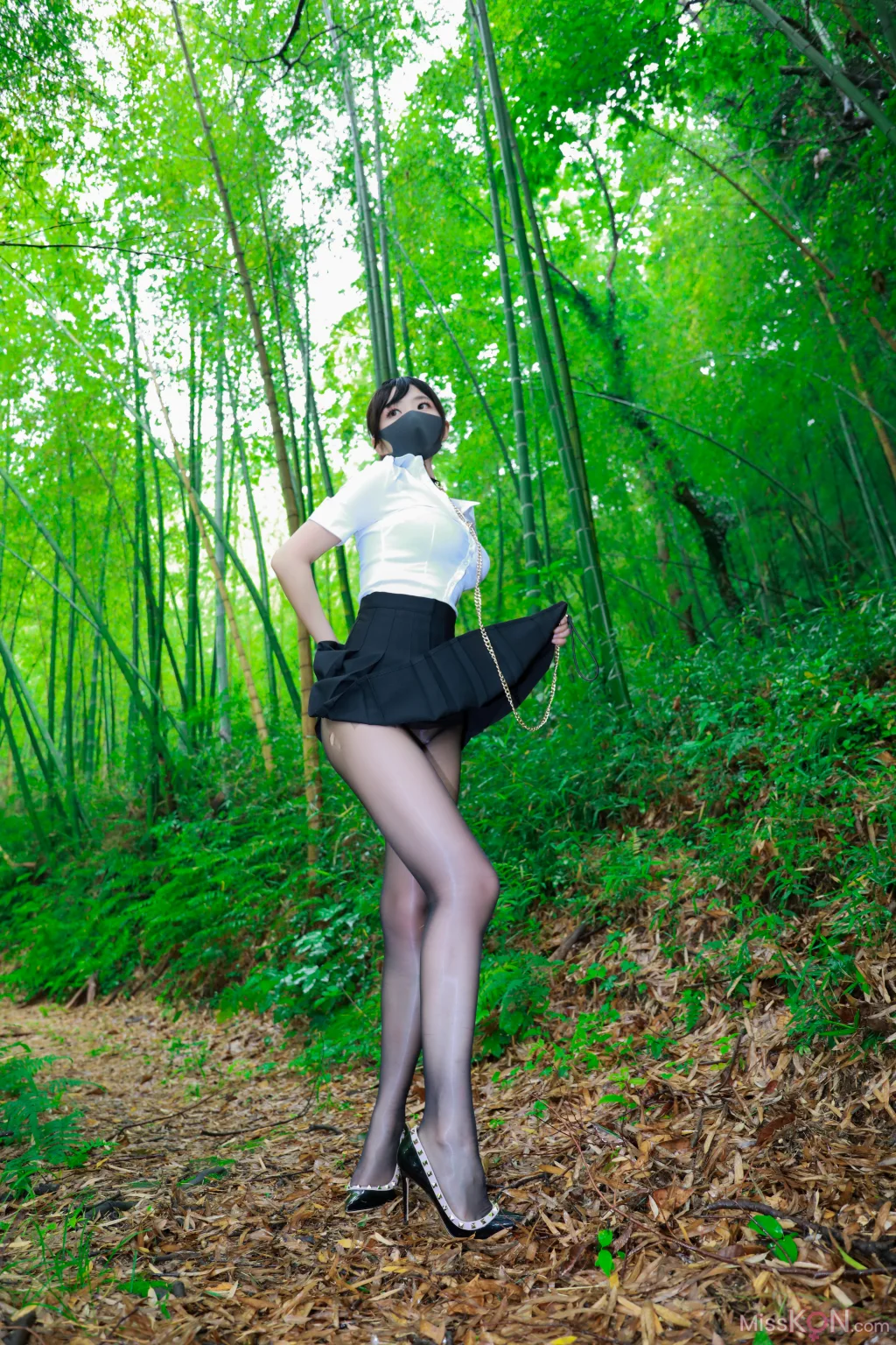 李佳_ 黑百褶裙森林