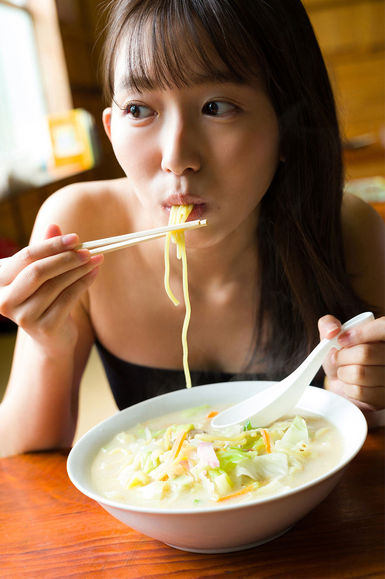 Nene Shida 志田音々, ファースト写真集アナザーバージョン 『ｎｅｎｅ－まるっとりっぷ－』 Set.05