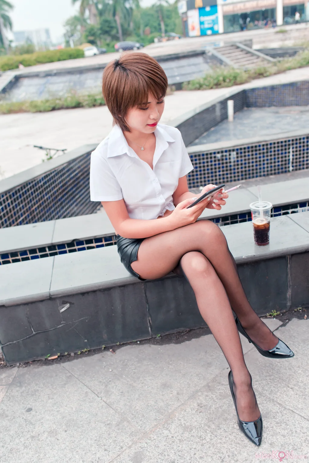 [精选街拍作品] MJ-004_ 萌宝儿皮裙黑丝