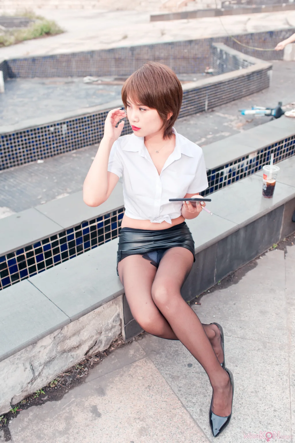 [精选街拍作品] MJ-004_ 萌宝儿皮裙黑丝