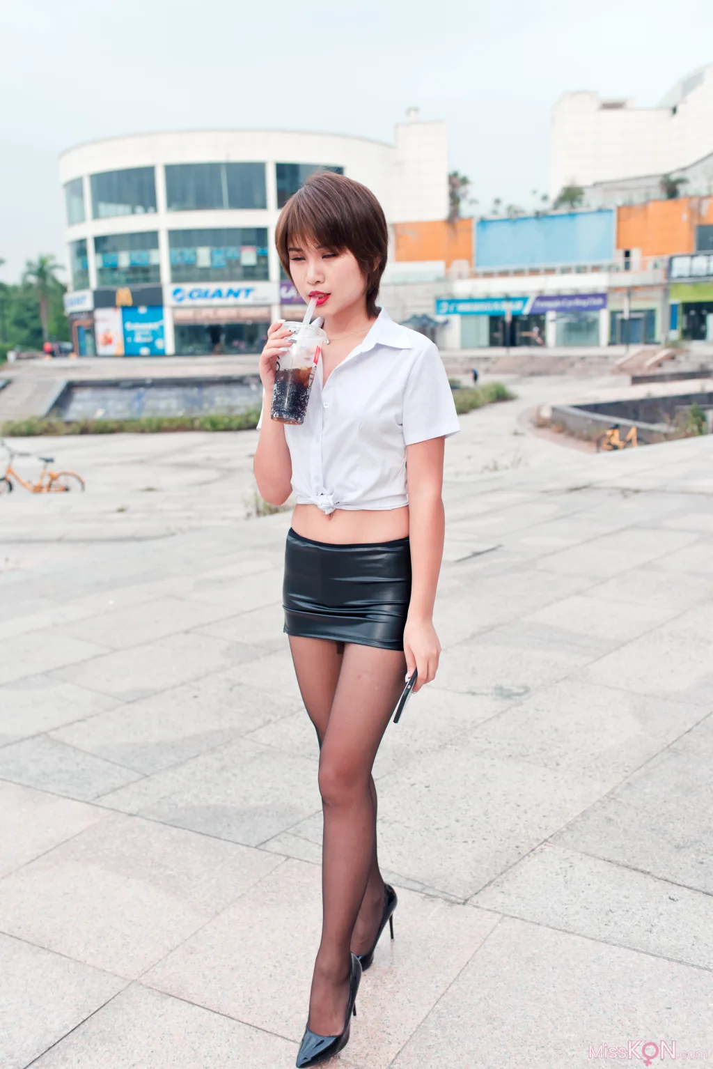 [精选街拍作品] MJ-004_ 萌宝儿皮裙黑丝