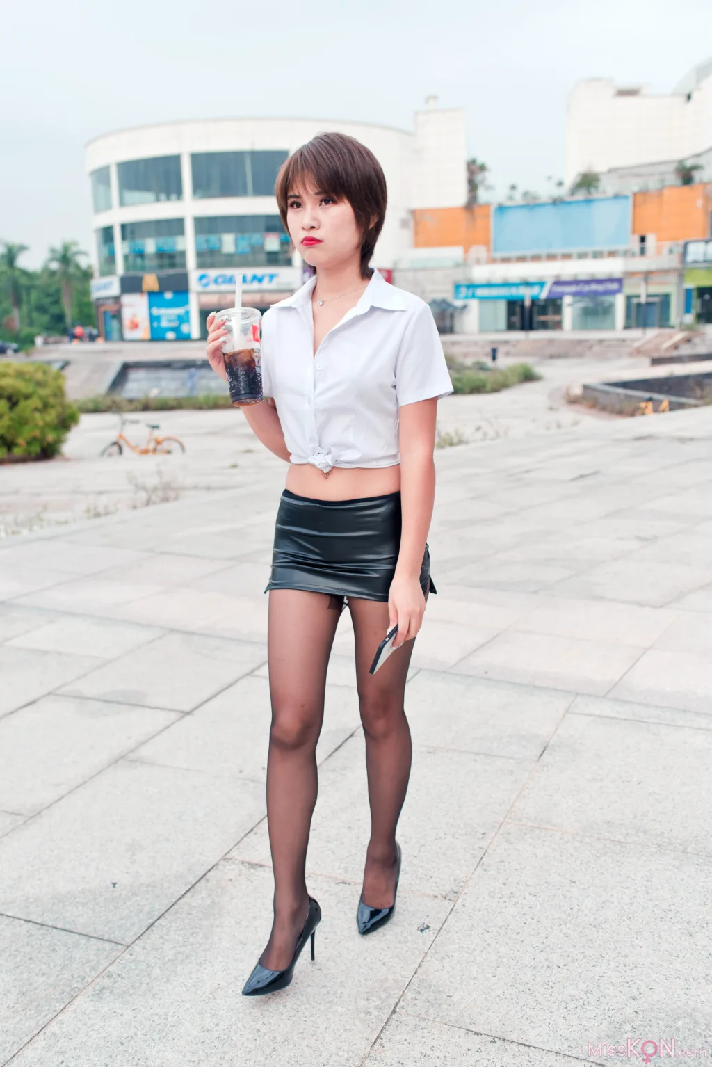 [精选街拍作品] MJ-004_ 萌宝儿皮裙黑丝