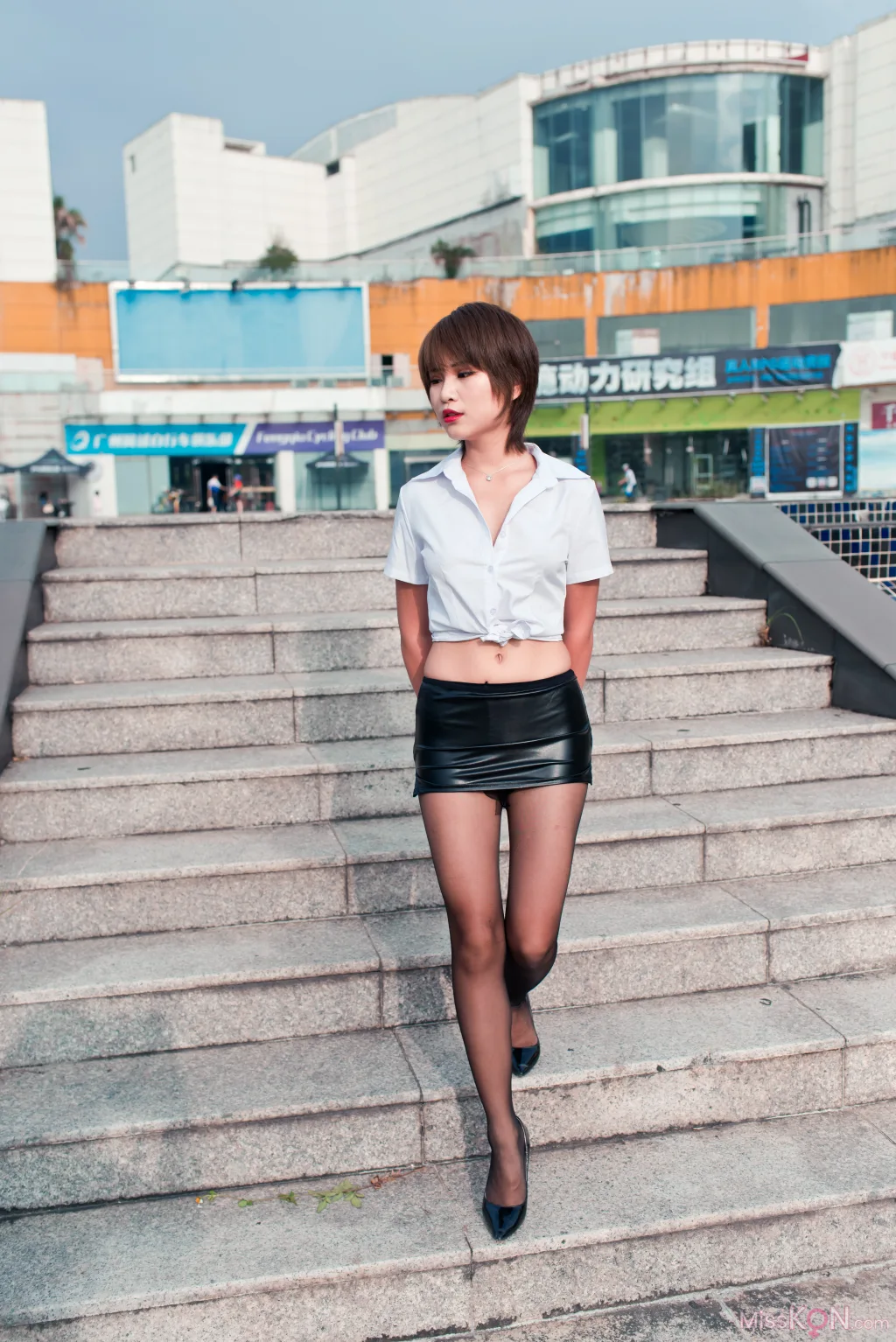 [精选街拍作品] MJ-004_ 萌宝儿皮裙黑丝