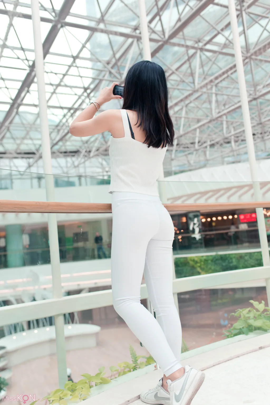 [精选街拍作品] MJ-009_ 小棠紧身白裤