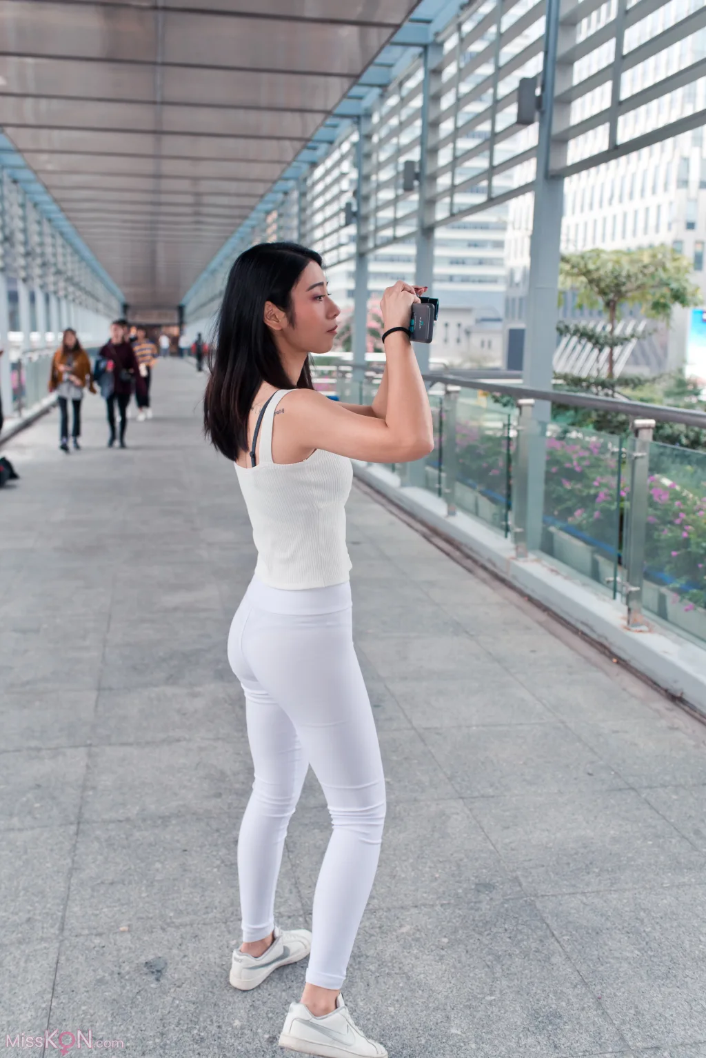 [精选街拍作品] MJ-009_ 小棠紧身白裤