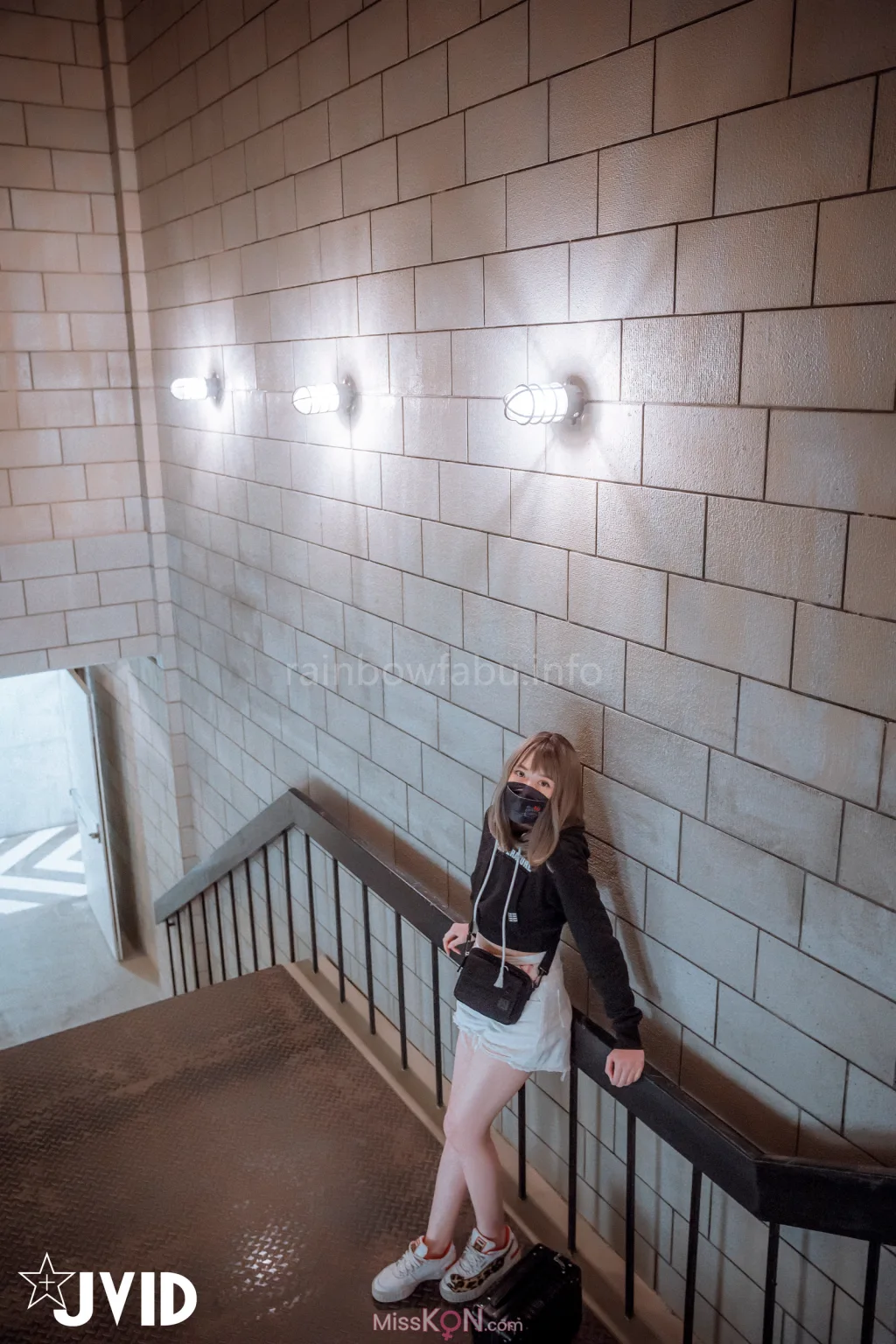 [JVID] 卯咪_ 纖細身材完美的腰身天使的外表隱藏不了內心的工口平常沒拍照的她兼職做片場修片師