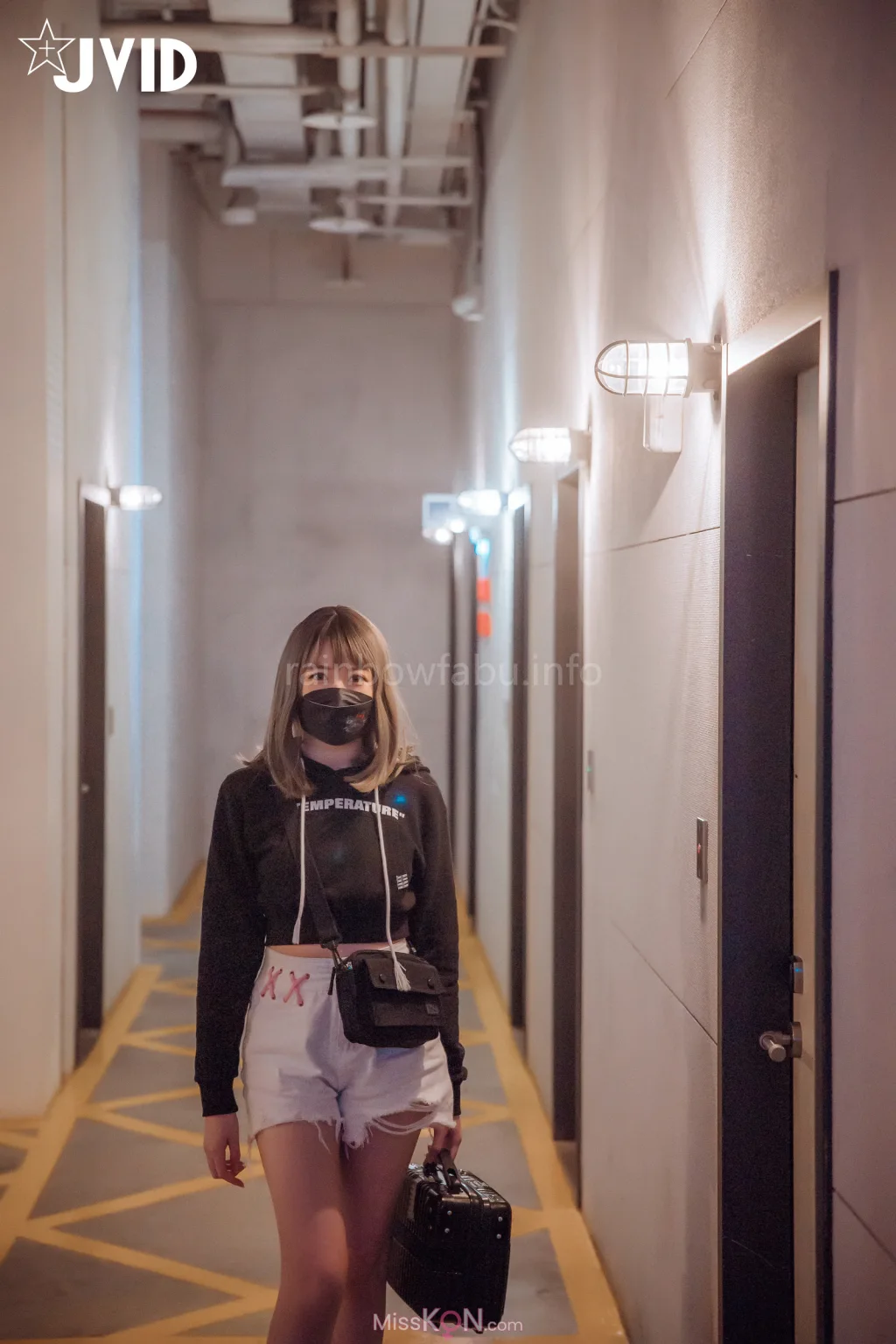 [JVID] 卯咪_ 纖細身材完美的腰身天使的外表隱藏不了內心的工口平常沒拍照的她兼職做片場修片師