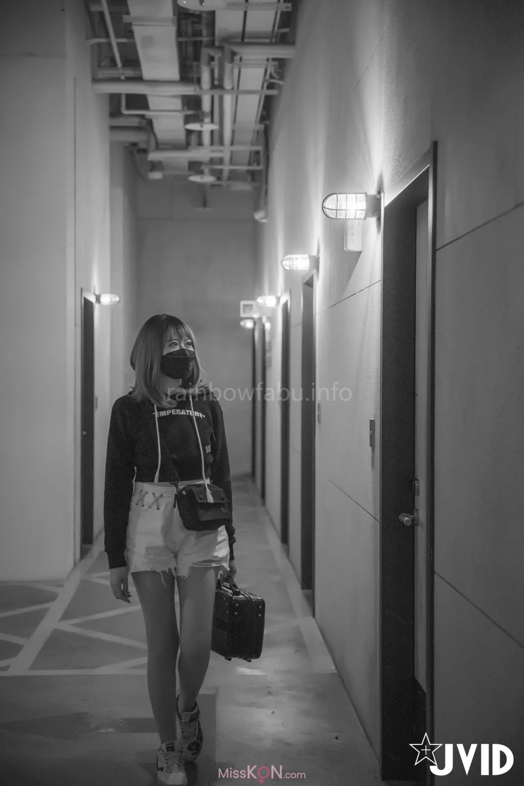 [JVID] 卯咪_ 纖細身材完美的腰身天使的外表隱藏不了內心的工口平常沒拍照的她兼職做片場修片師