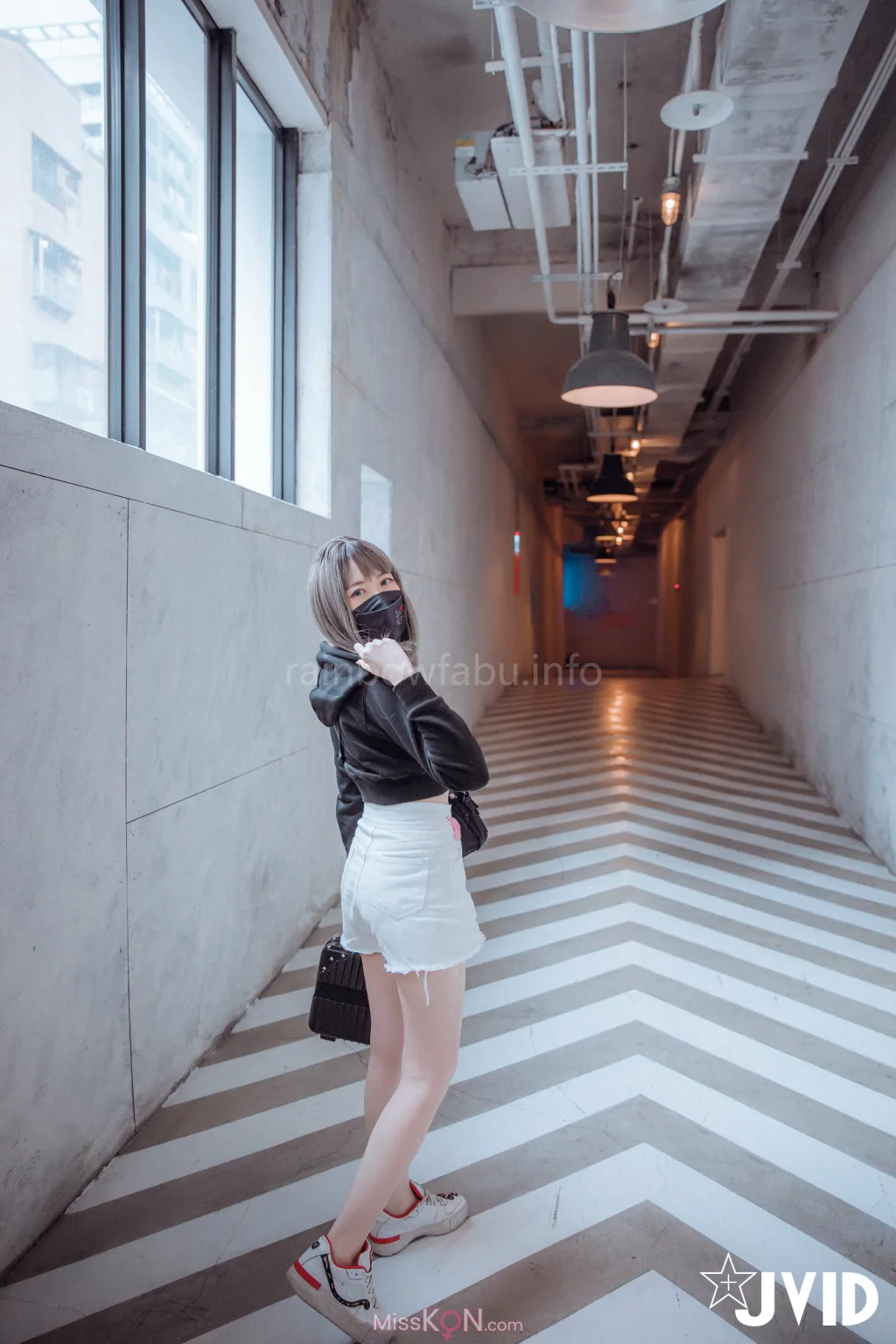 [JVID] 卯咪_ 纖細身材完美的腰身天使的外表隱藏不了內心的工口平常沒拍照的她兼職做片場修片師