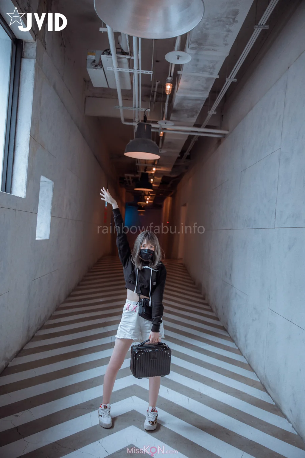 [JVID] 卯咪_ 纖細身材完美的腰身天使的外表隱藏不了內心的工口平常沒拍照的她兼職做片場修片師