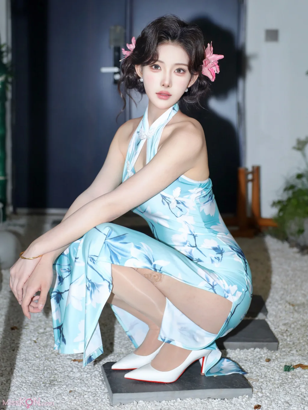 [XR Uncensored] 梨霜儿_ R18 秀人网模特 性感旗袍肉丝