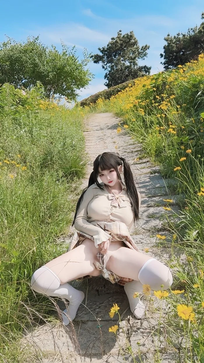 Coser@香草奶喵_ 户外大胆露出 勾人小妖精清纯淫靡并存