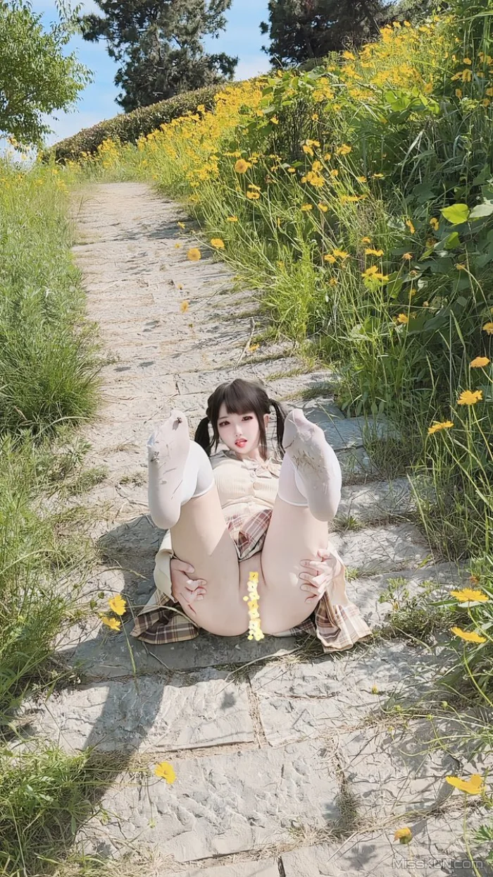 Coser@香草奶喵_ 户外大胆露出 勾人小妖精清纯淫靡并存