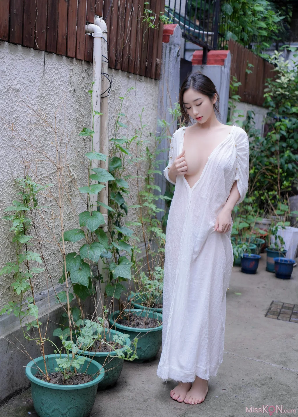 [XR Uncensored] 楠芝_ R18 秀人网模特 身着白色长裙的美女画家