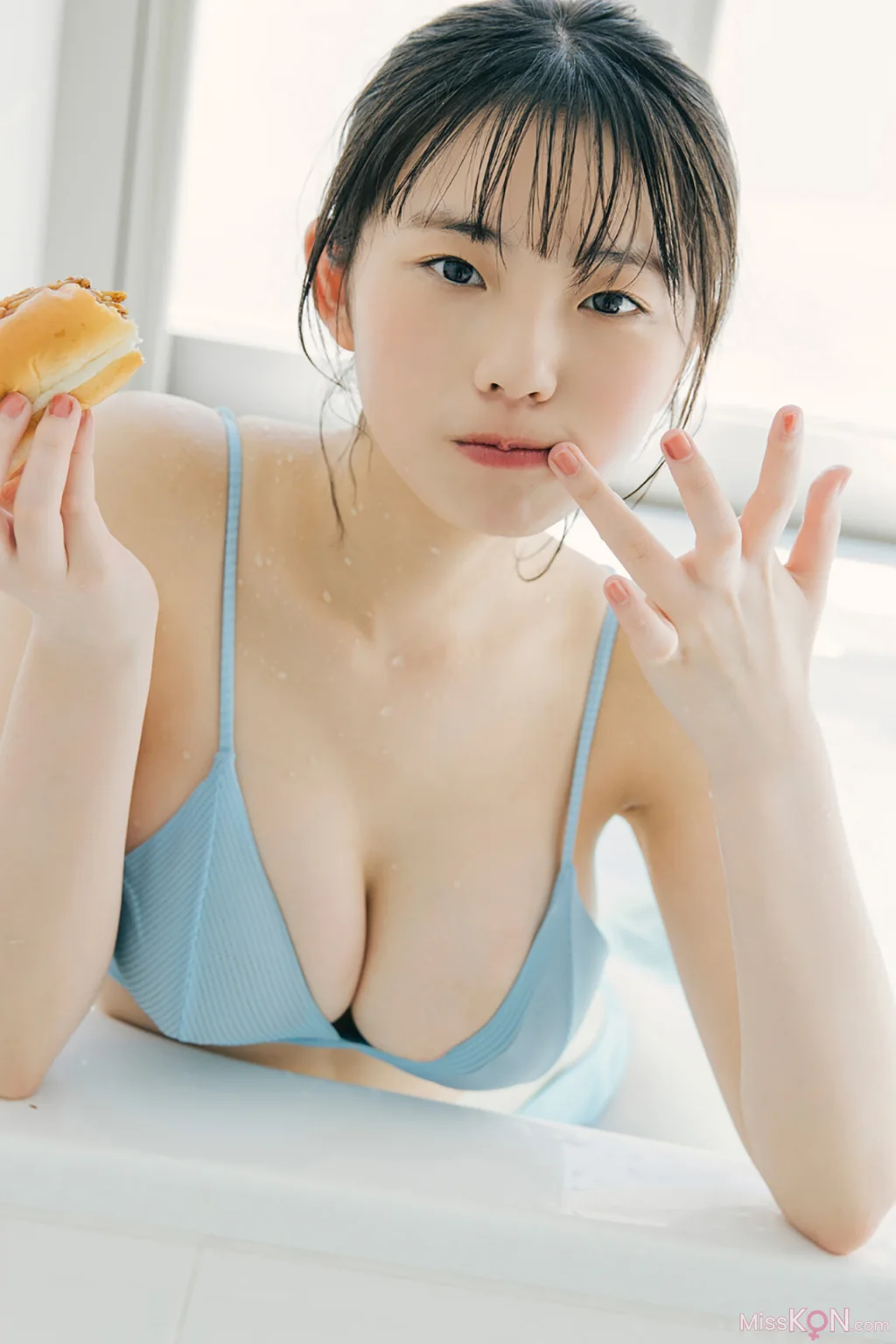 Kikuchi Hina (菊地姫奈)_ Platinum FLASHデジタル写真集 「虚構に恋するプリンセス」