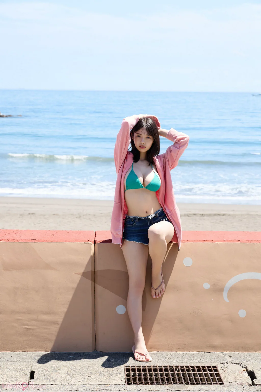 Kikuchi Hina (菊地姫奈)_「圧倒的ヒロイン」ｖｏｌ．１　ＦＲＩＤＡＹデジタル写真集