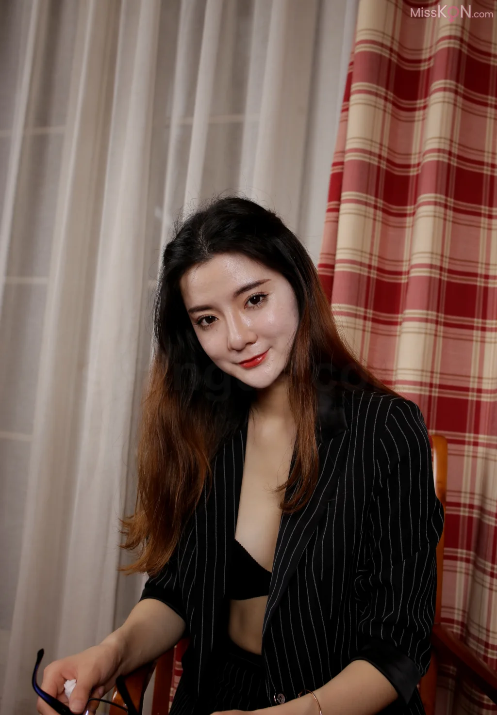 [Private Photoshoot] 梦凡_ 极品素人御姐 怀旧式宾馆全尺度私拍