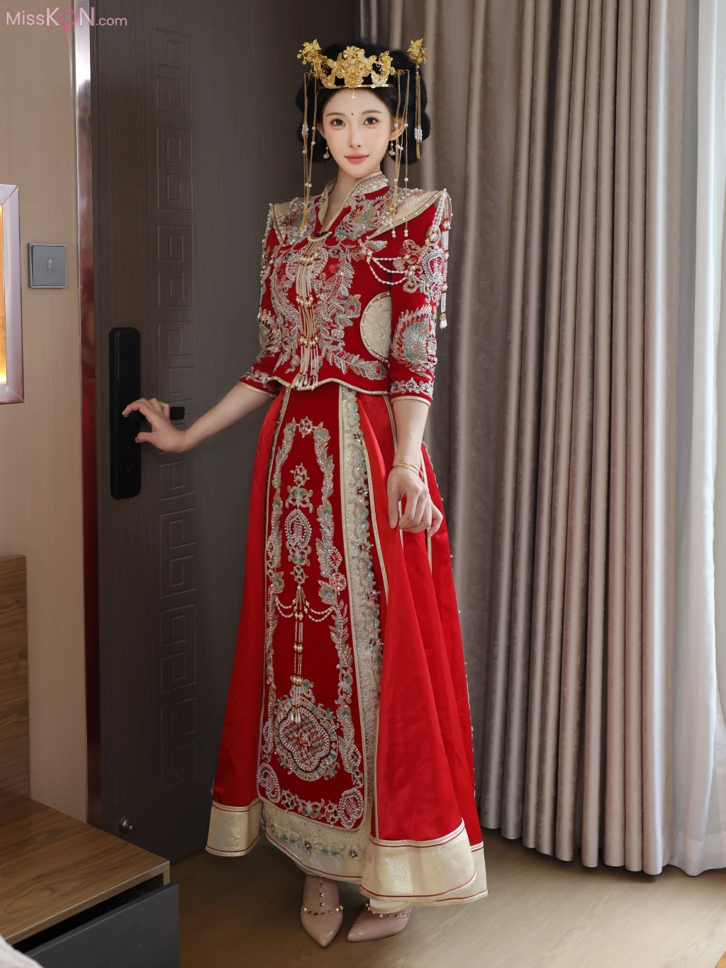 [XR Uncensored] 梨霜儿_ R18 秀人网模特 秀禾服