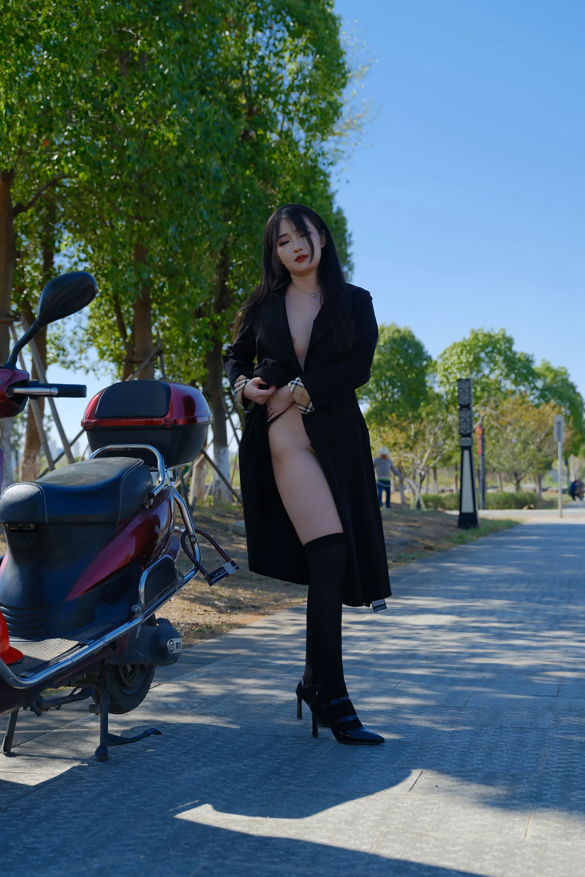 小泽 – 黑丝御姐 户外露出 Set.01